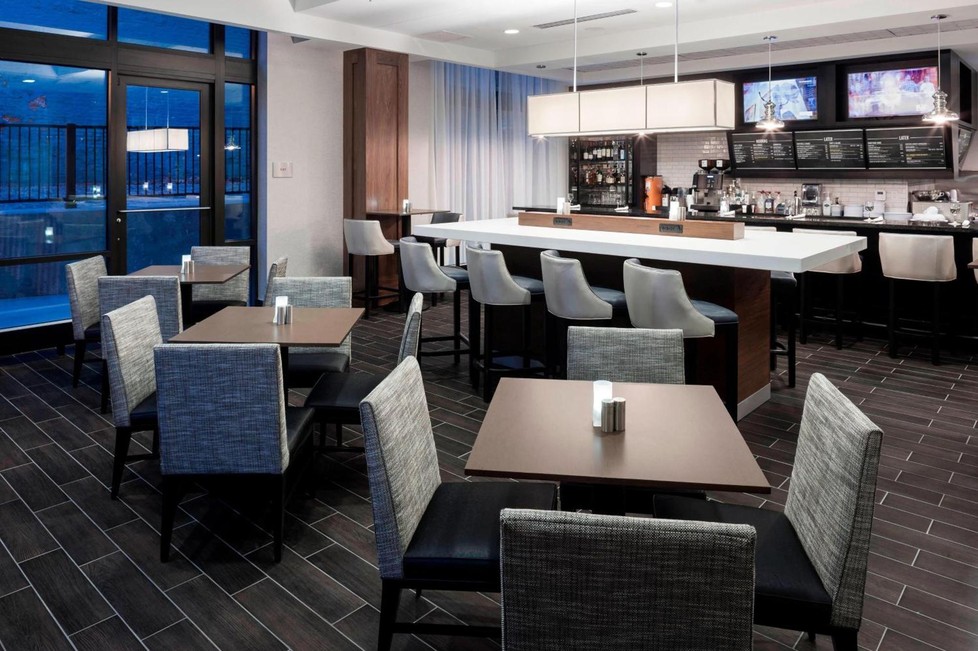 Courtyard By Marriott Richmond Downtown Hotel Exterior photo