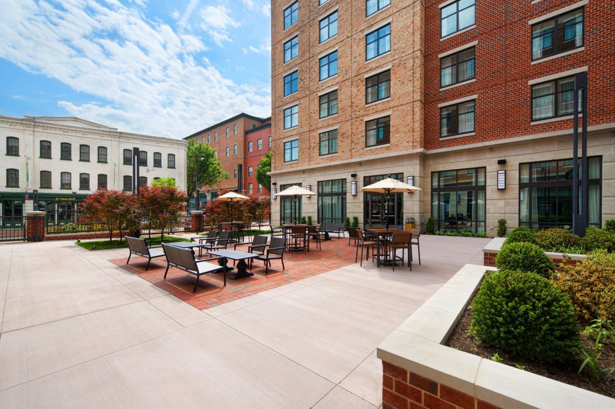 Courtyard By Marriott Richmond Downtown Hotel Exterior photo